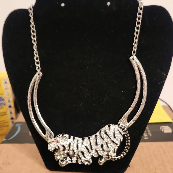 Elegant Silver Tiger Necklace - Picture 1 of 5